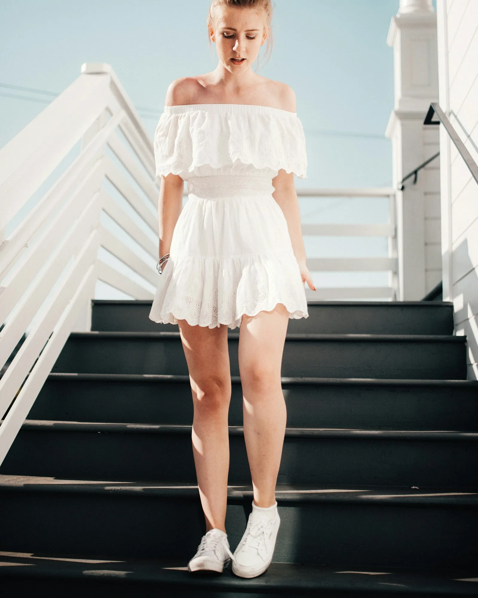 Mujer con vestido blanco