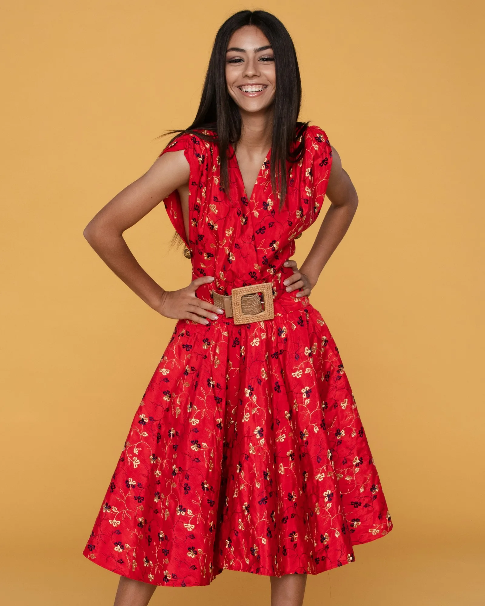 Mujer con vestido rojo estampado