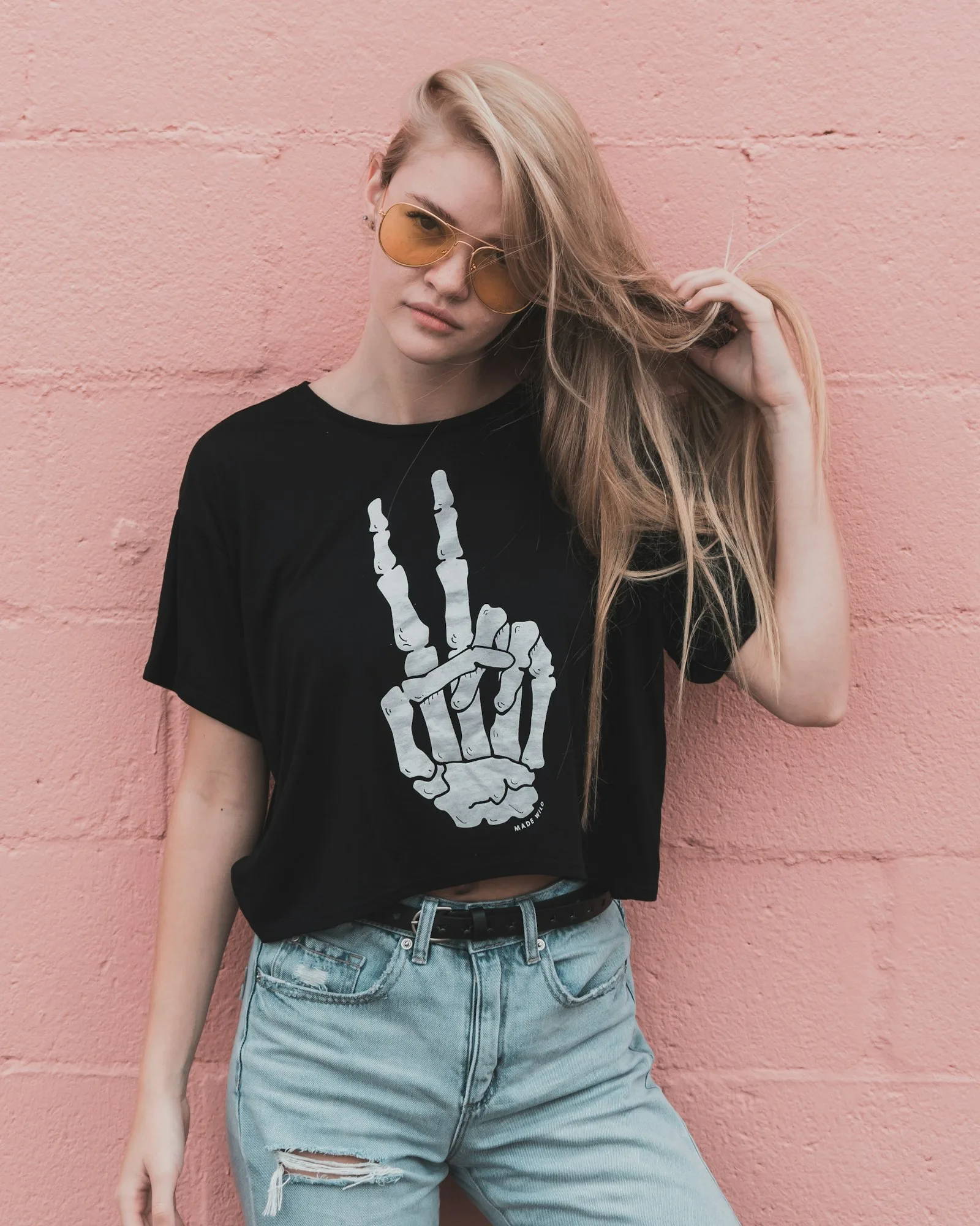 Mujer con playera negra estampada