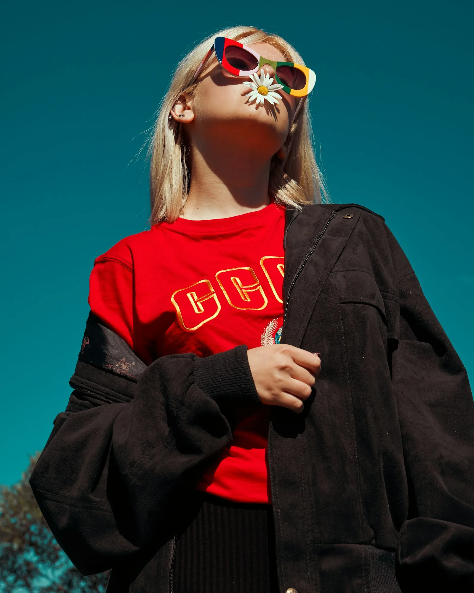 Mujer con playera roja y chamarra