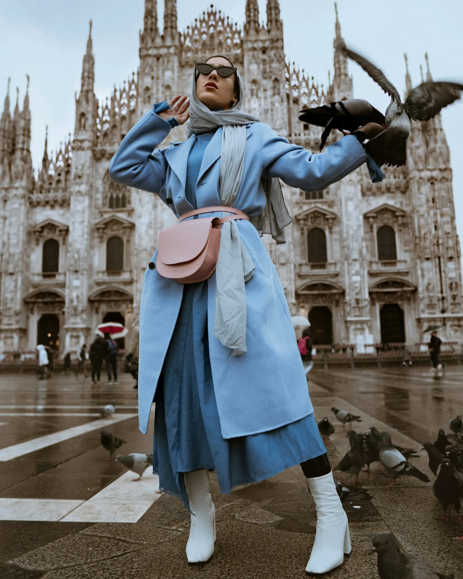 Mujer con abrigo azul en plaza