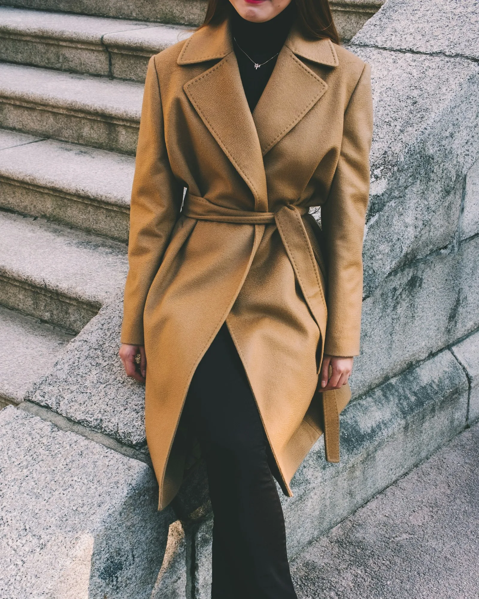 Mujer con gabardina