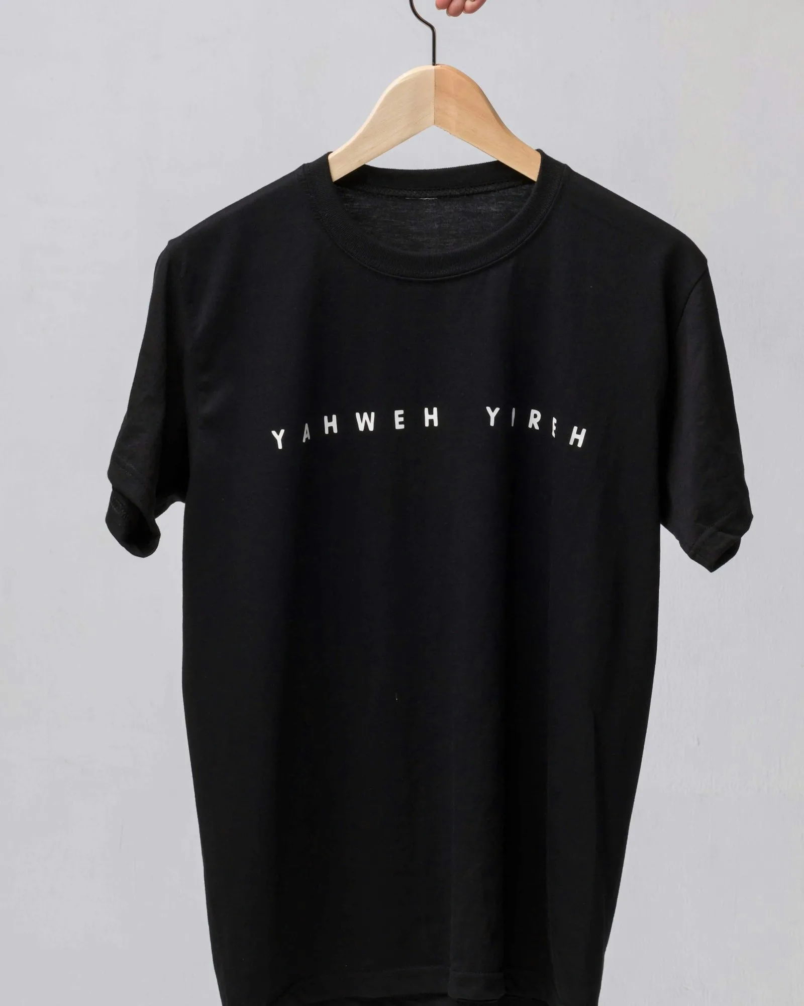 Playera negra en gancho