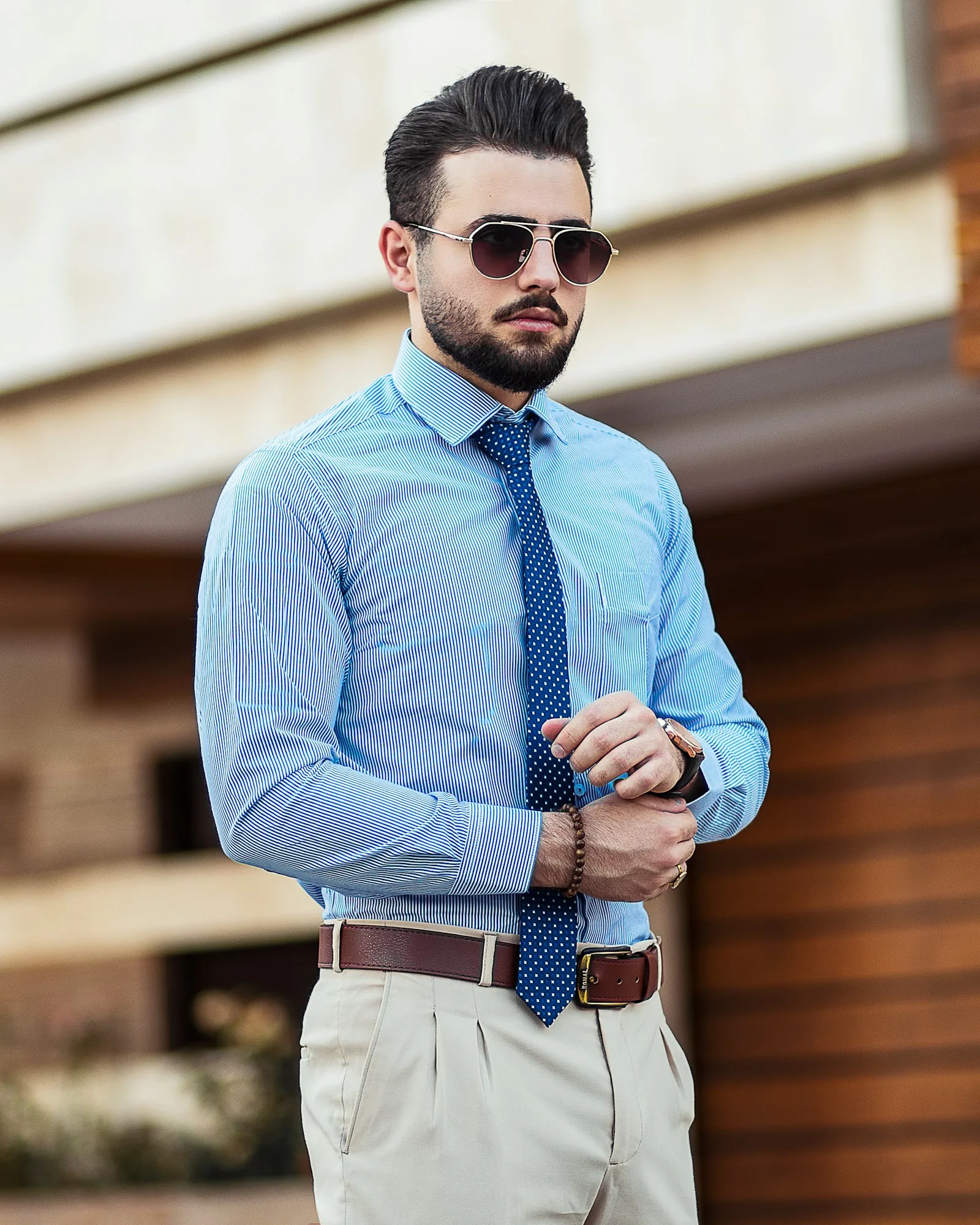 Hombre con camisa azul cielo
