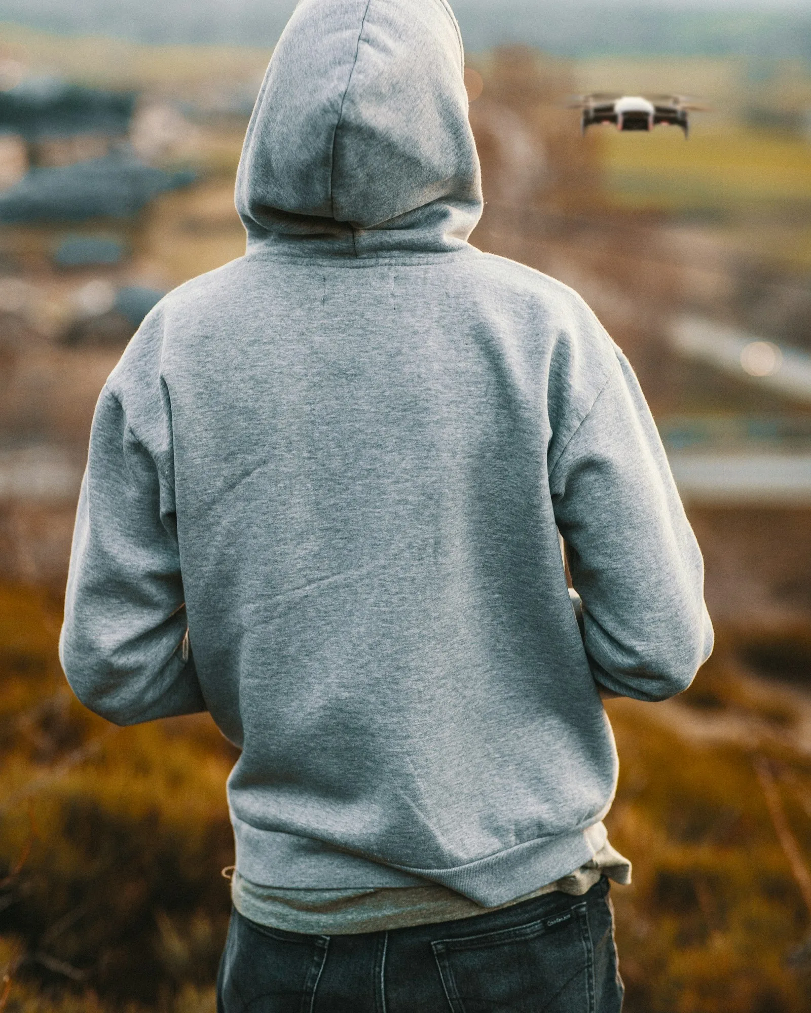 Sudadera gris con capucha