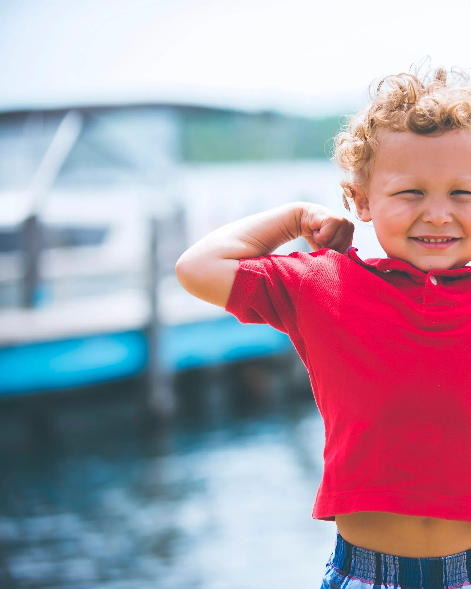 Niño con playera roja