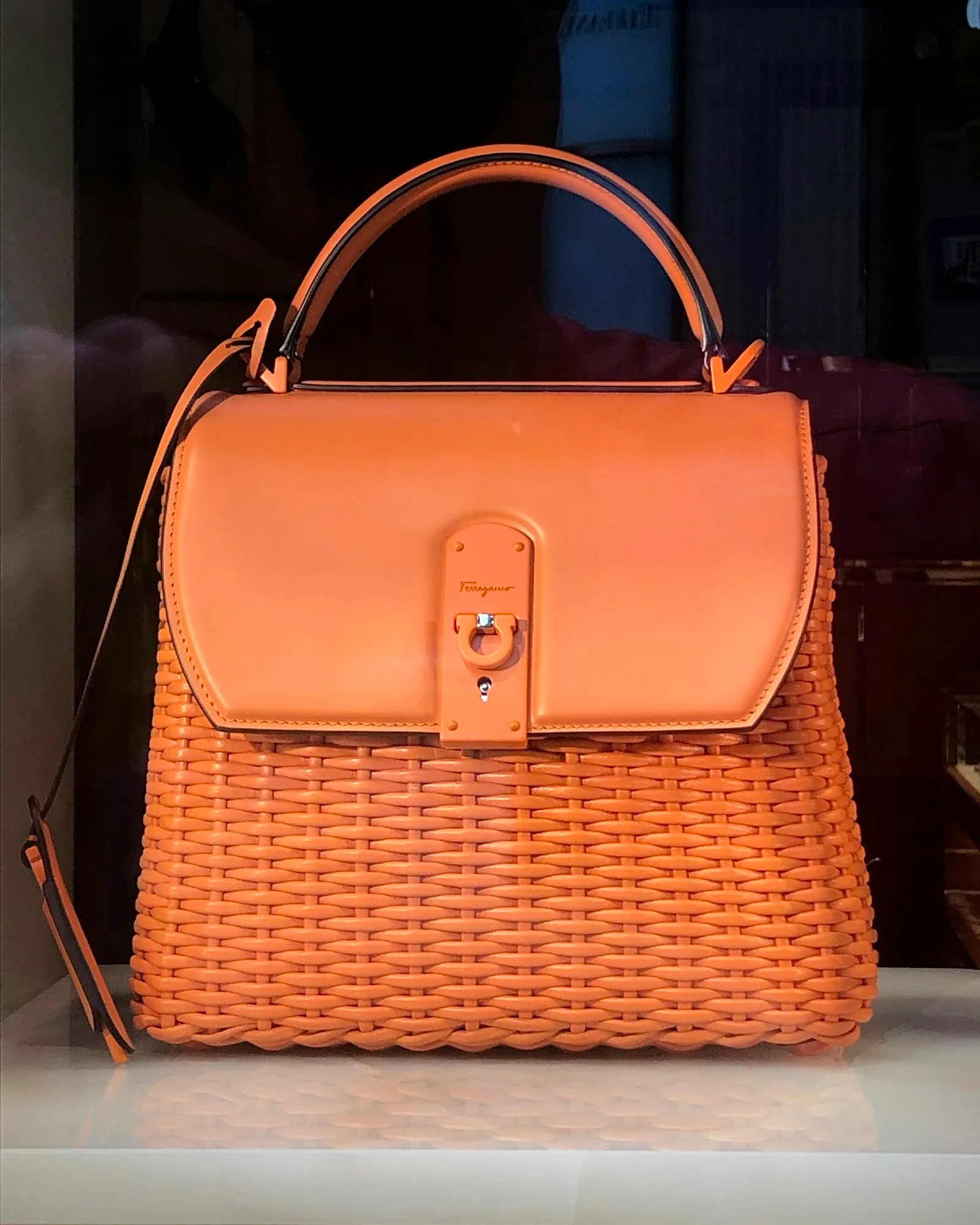 Bolsa de mimbre naranja
