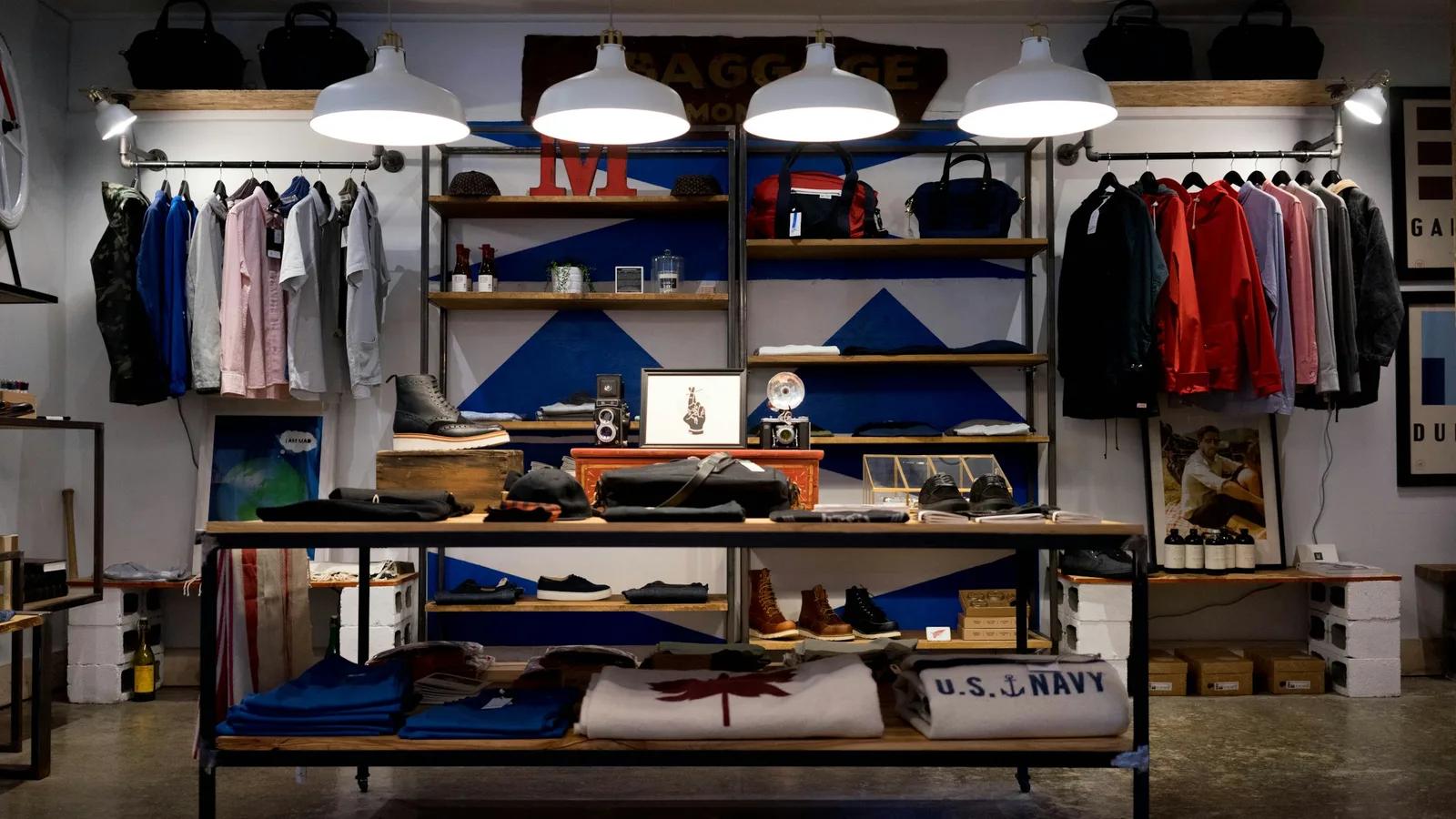 Interior de tienda de ropa con anaqueles