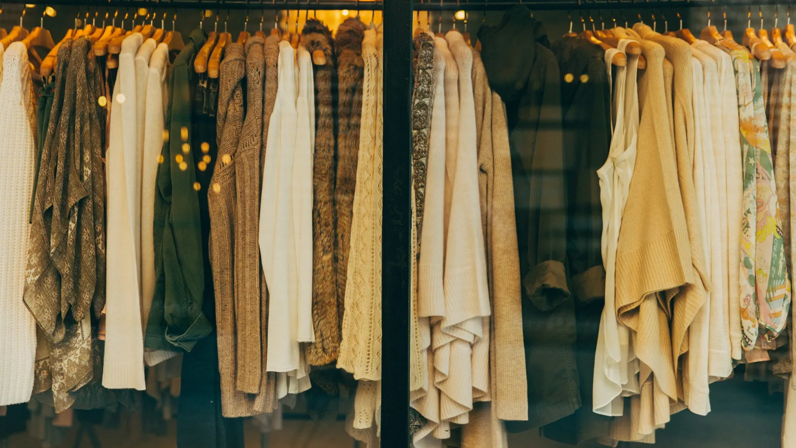 Percheros con ropa en aparador